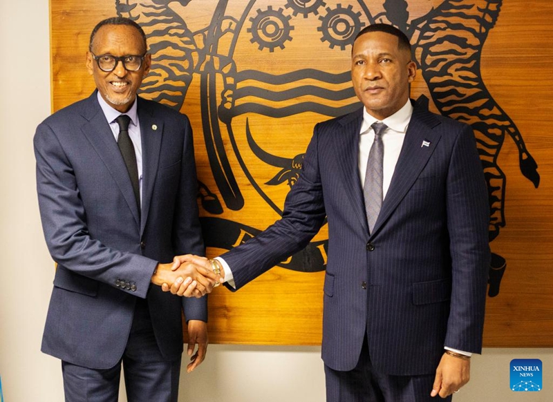 Rais wa Botswana Duma Boko (kulia) akisalimiana na Rais wa Rwanda Paul Kagame, Gaborone, Botswana, Mei 6, 2026. (Picha na Tshekiso Tebalo/Xinhua)