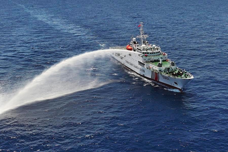 Picha iliyopigwa Mei 5, 2026 inaonyesha meli ya Chuanshan ya Askari Polisi wa Ulinzi wa Bahari wa China (CCG) ikifanya mazoezi ya utoaji onyo kwa mizinga ya maji kwenye maeneo ya bahari ya karibu ya kisiwa cha Huangyan katika Bahari ya Kusini. (Xinhua/Chen Bin)