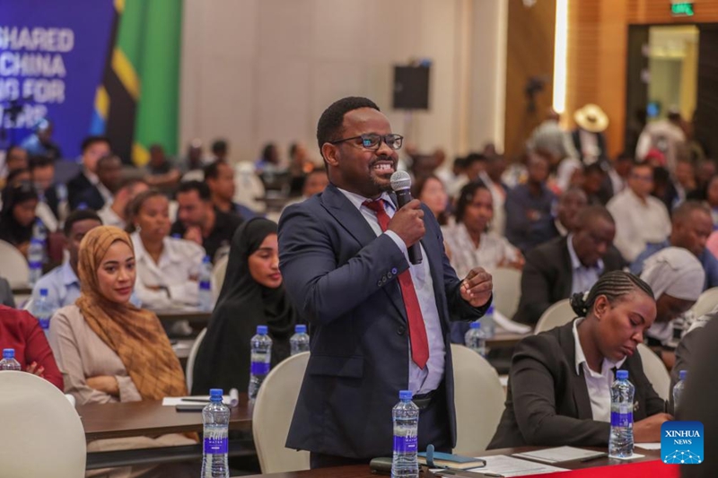 Mshiriki akiuliza swali kwenye mkutano wenye kaulimbiu ya "Ushuru-Sifuri kwa Fursa za Pamoja" uliofanyika kwa ajili ya wauzaji nje wa Tanzania, jijini Dar es Salaam, Tanzania, Mei 9, 2026. (Xinhua/Emmanuel Herman)
