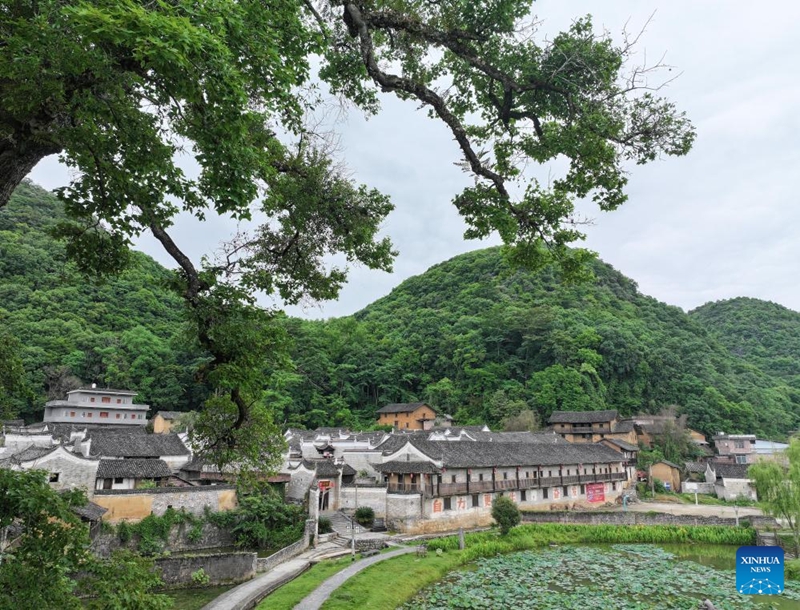 Hali inayovutia ya nyumba za kale katika Kijiji cha Baojing, Mkoa wa Hunan, China