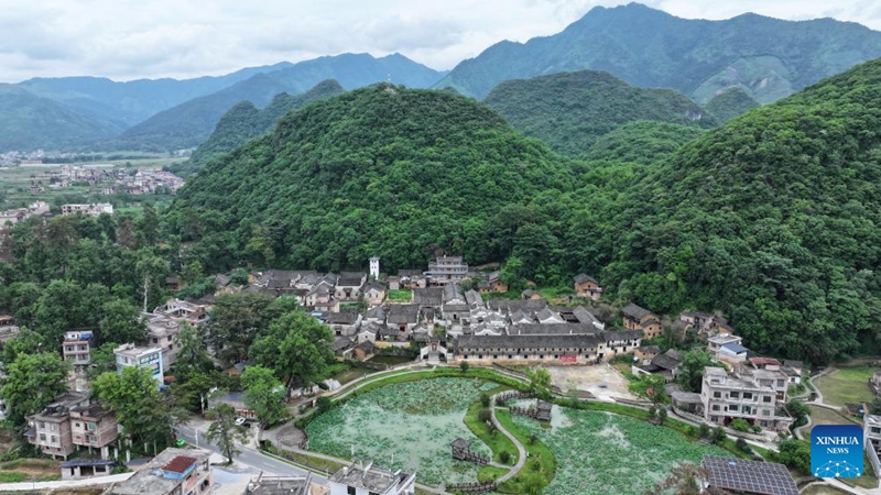 Hali inayovutia ya nyumba za kale katika Kijiji cha Baojing, Mkoa wa Hunan, China