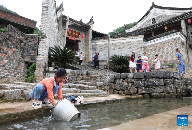 Hali inayovutia ya nyumba za kale katika Kijiji cha Baojing, Mkoa wa Hunan, China
