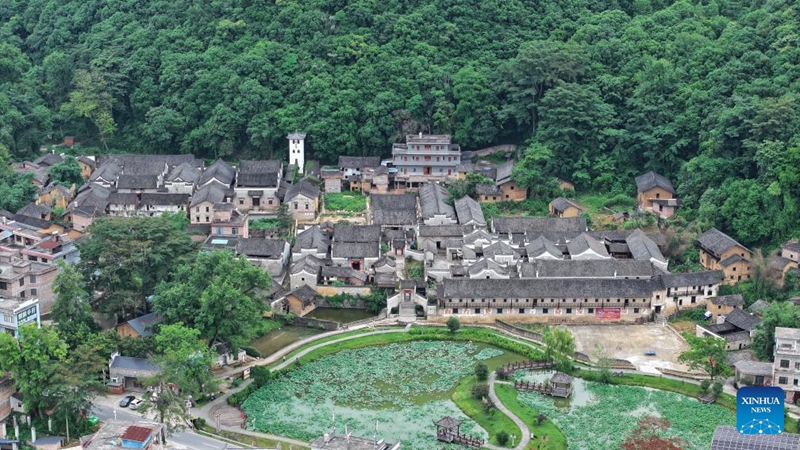 Hali inayovutia ya nyumba za kale katika Kijiji cha Baojing, Mkoa wa Hunan, China
