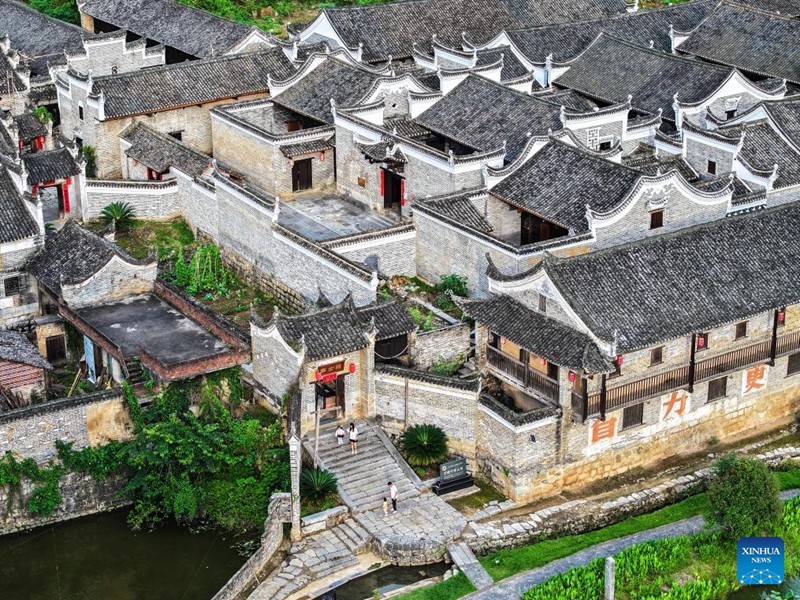 Hali inayovutia ya nyumba za kale katika Kijiji cha Baojing, Mkoa wa Hunan, China