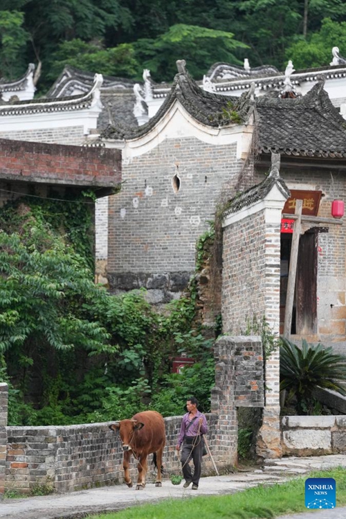 Hali inayovutia ya nyumba za kale katika Kijiji cha Baojing, Mkoa wa Hunan, China