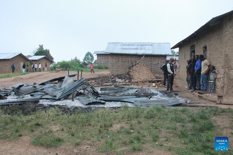 Picha iliyopigwa Mei 11, 2026 ikionyesha hali ya mabaki ya nyumba iliyobomolewa kwenye mashambulizi katika Kijiji cha Makumo, Jimbo la Ituri, mashariki mwa Jamhuri ya Kidemokrasia ya Kongo (DRC). (Str/Xinhua)