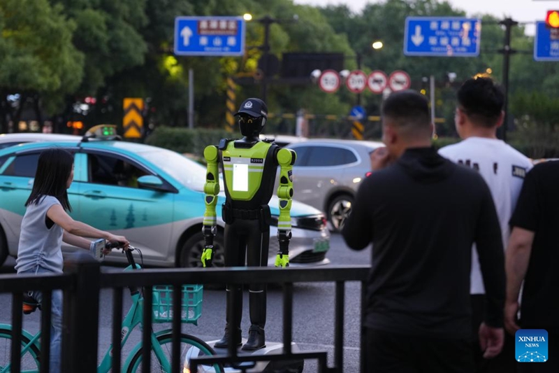 Roboti za AI za usimamizi wa trafiki zawekwa barabarani katika Mji wa Hangzhou, China