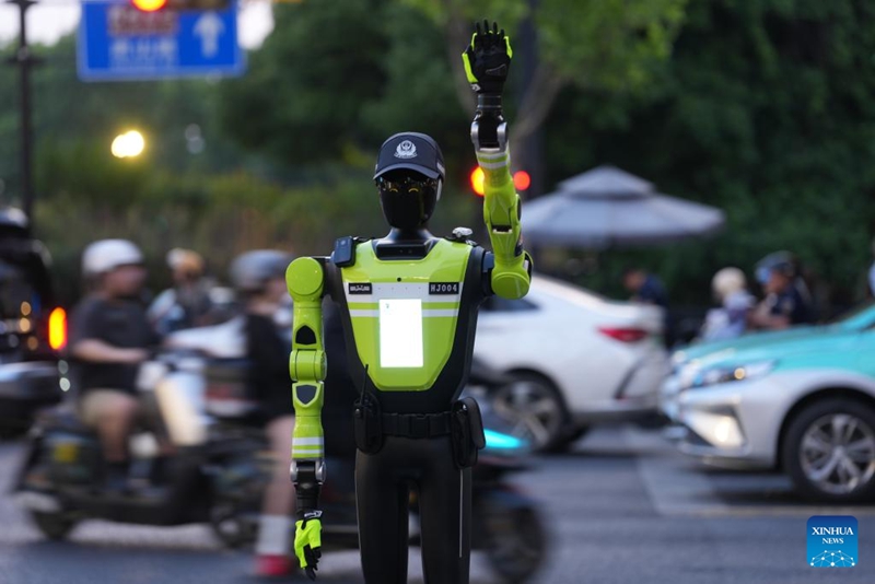 Roboti za AI za usimamizi wa trafiki zawekwa barabarani katika Mji wa Hangzhou, China