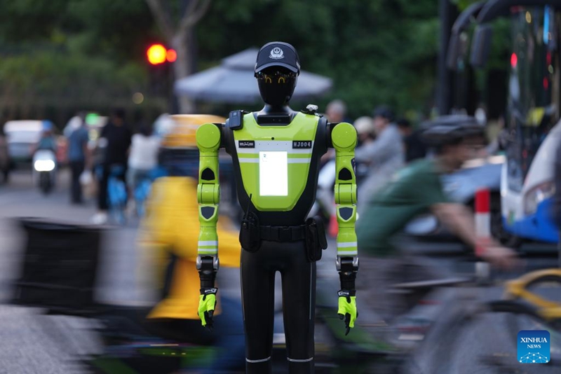Roboti za AI za usimamizi wa trafiki zawekwa barabarani katika Mji wa Hangzhou, China