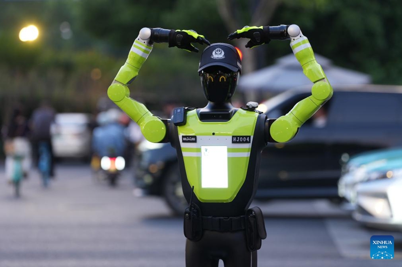 Roboti za AI za usimamizi wa trafiki zawekwa barabarani katika Mji wa Hangzhou, China
