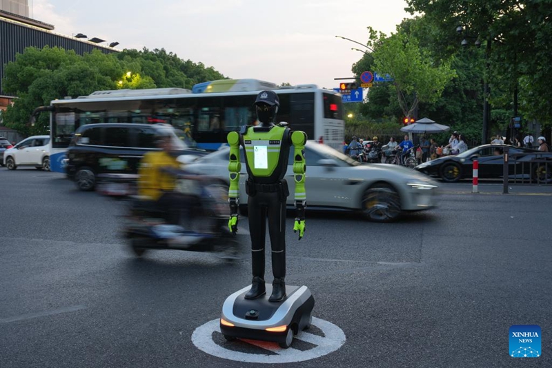 Roboti za AI za usimamizi wa trafiki zawekwa barabarani katika Mji wa Hangzhou, China