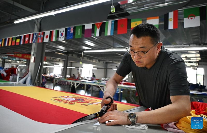 Viwanda vya bendera mkoani Shandong, China vyawa na pilika nyingi za kuzalisha bendera wakati Kombe la Dunia la FIFA likikaribia