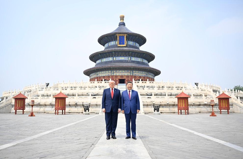 Rais wa China Xi Jinping na Rais wa Marekani Donald Trump wakipiga picha mbele ya Ukumbi wa Kuombea Mavuno Mazuri wakati walipotembelea Bustani ya Tiantan mjini Beijing, Mei 14, 2026. (Xinhua/Shen Hong)