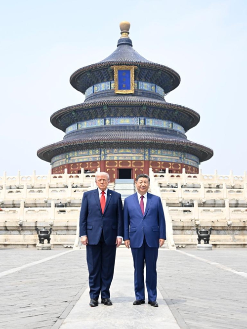 Rais wa China Xi Jinping na Rais wa Marekani Donald Trump wakipiga picha mbele ya Ukumbi waKuombea Mavuno Mazuri wakati walipotembelea Bustani ya Tiantan mjini Beijing, Mei 14, 2026. (Xinhua/Shen Hong)