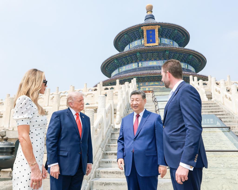 Rais wa China Xi Jinping na Rais wa Marekani Donald Trump wakitembelea Bustani ya Tiantan mjini Beijing, Mei 14, 2026. (Xinhua/Liu Bin)