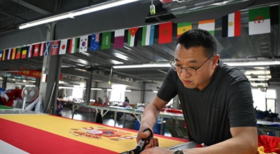 Viwanda vya bendera mkoani Shandong, China vyawa na pilika nyingi za kuzalisha bendera wakati Kombe la Dunia la FIFA likikaribia