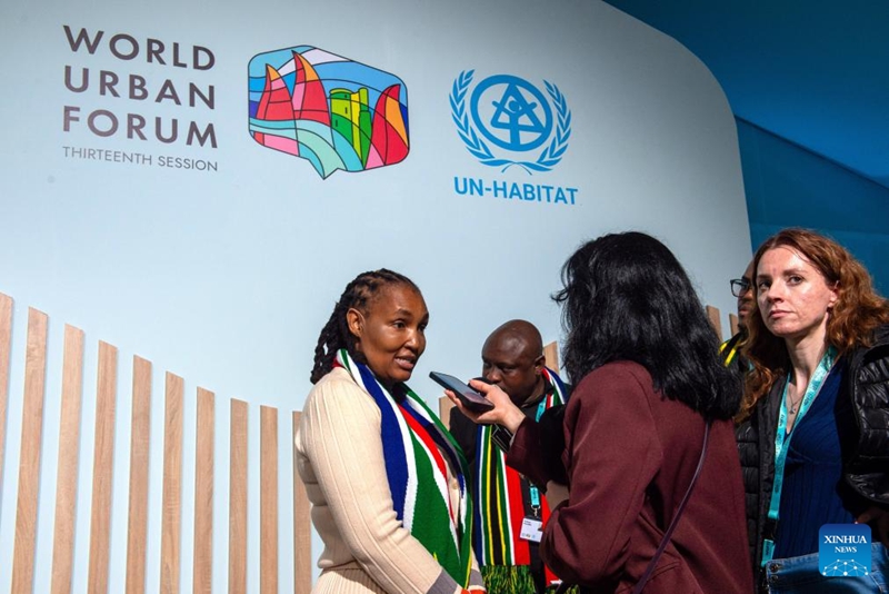 Mwakilishi akifanyiwa mahojiano na waandishi wa habari kwenye Mkutano wa 13 wa Jukwaa la Miji Duniani (WUF 13), Baku, Azerbaijan, Mei 17, 2026. (Xinhua/Chen Junfeng)