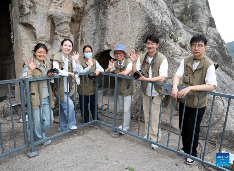 Wajumbe wa timu ya uhifadhi, utafiti na ufuatiliaji  kutoka Taasisi ya Mapango ya Longmen wakipiga picha pamoja baada ya kazi kwenye pango moja kwenye Mapango ya Longmen, huko Luoyang, Mkoa wa Henan, katikati mwa China, Mei 12, 2026. (Xinhua/Li Jianan)
