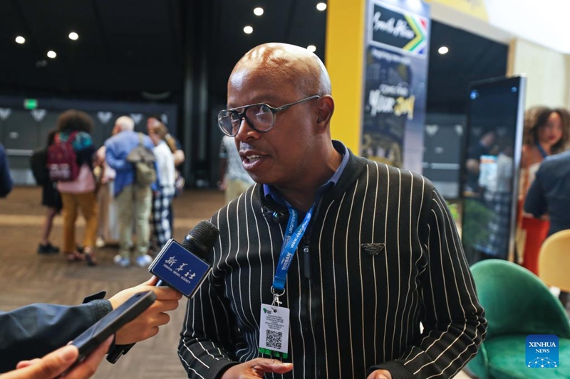Gcobani Mancotywa, meneja mkuu wa kikanda kwa Asia, Australasia na Mashariki ya Kati katika Shirika la Utalii la Afrika Kusini, akizungumza katika mahojiano na Shirika la Habari la China, Xinhua kwenye Mkutano wa Utalii wa Afrika, Africa's Travel Indaba 2026, Durban, Afrika Kusini, Mei 12, 2026. (Xinhua/Chen Wei)