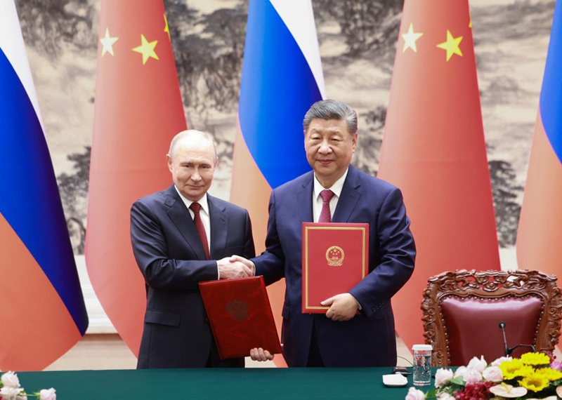 Rais wa China Xi Jinping na Rais wa Russia Vladimir Putin wakisaini taarifa ya pamoja kuhusu kuongeza zaidi uratibu wa kimkakati kwa pande zote na kuzidisha ujirani mwema, urafiki na ushirikiano kati ya nchi hizo mbili baada ya mazungumzo yao mjini Beijing, China, Mei 20, 2026. (Xinhua/Ding Haitao)