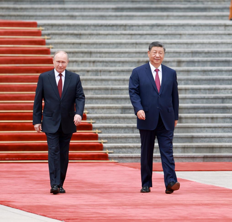 Rais wa China Xi Jinping akifanya hafla ya kumkaribisha Rais wa Russia Vladimir Putin, ambaye alikuwa ziarani nchini China, katika uwanja ulio nje ya lango la mashariki la Jumba la Mikutano ya Umma kabla ya mazungumzo yao mjini Beijing, China, Mei 20, 2026. (Xinhua/Ding Haitao)