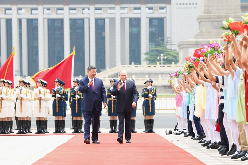 Rais wa China Xi Jinping akifanya hafla ya kumkaribisha Rais wa Russia Vladimir Putin, ambaye alikuwa ziarani nchini China, katika uwanja ulio nje ya lango la mashariki la Jumba la Mikutano ya Umma kabla ya mazungumzo yao mjini Beijing, China, Mei 20, 2026. (Xinhua/Huang Jingwen)