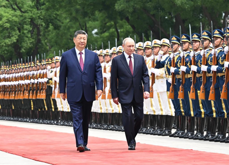Rais wa China Xi Jinping akifanya hafla ya kumkaribisha Rais wa Russia Vladimir Putin, ambaye alikuwa ziarani nchini China, katika uwanja ulio nje ya lango la mashariki la Jumba la Mikutano ya Umma kabla ya mazungumzo yao mjini Beijing, China, Mei 20, 2026. (Xinhua/Xie Huanchi)