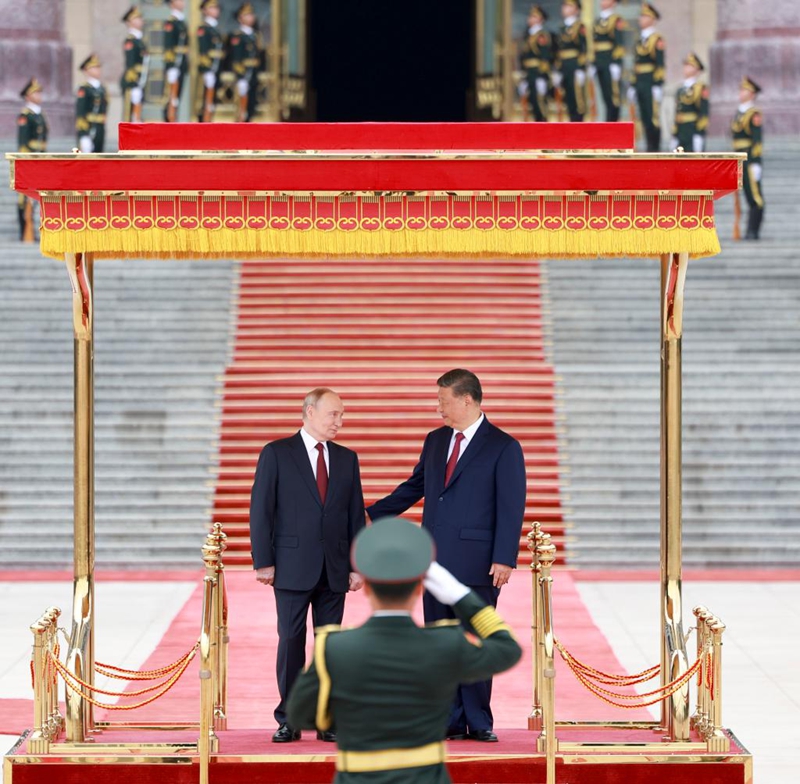 Rais wa China Xi Jinping akifanya hafla ya kumkaribisha Rais wa Russia Vladimir Putin, ambaye alikuwa ziarani nchini China, katika uwanja ulio nje ya lango la mashariki la Jumba la Mikutano ya Umma kabla ya mazungumzo yao mjini Beijing, China, Mei 20, 2026. (Xinhua/Ding Haitao)