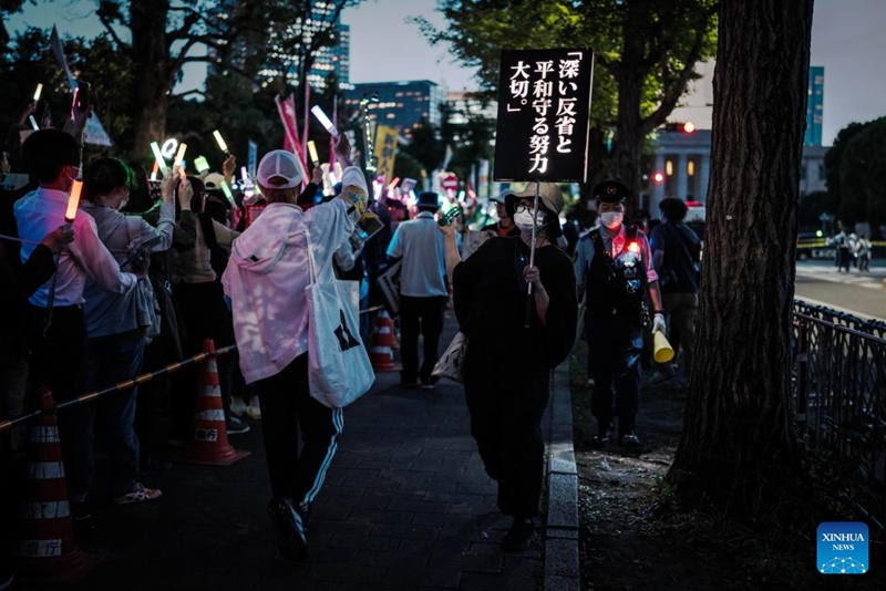 Watu walioshikilia mabango yenye kaulimbiu wakishiriki kwenye maandamano mbele ya Jengo la Bunge la Taifa la Japan, Tokyo, Japan, Mei 19, 2026. (Xinhua/Jia Haocheng)