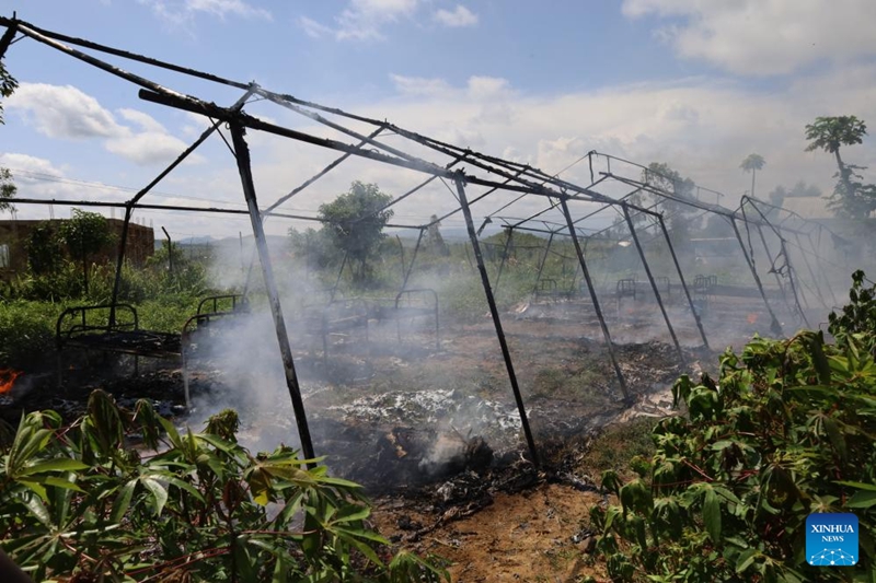 Eneo la kutengwa kwa watu wanaodhaniwa kuambukizwa Ebola likiwa limechomwa moto katika mji wa Rwampara, karibu na Bunia ya Jimbo la Ituri, Jamhuri ya Kidemokrasia ya Kongo, Mei 21, 2026. (Str/Xinhua)