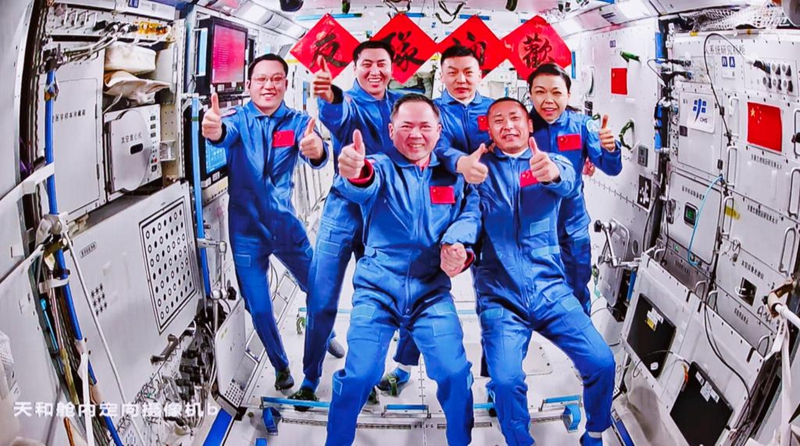 Picha hii iliyopigwa katika Kituo cha Udhibiti wa Safari ya Anga ya Juu cha Beijing Mei 25, 2026 ikionyesha wanaanga wa vyombo vya anga ya juu vya Shenzhou-21 na Shenzhou-23 wanapiga picha pamoja . (Xinhua/Jin Liwang)