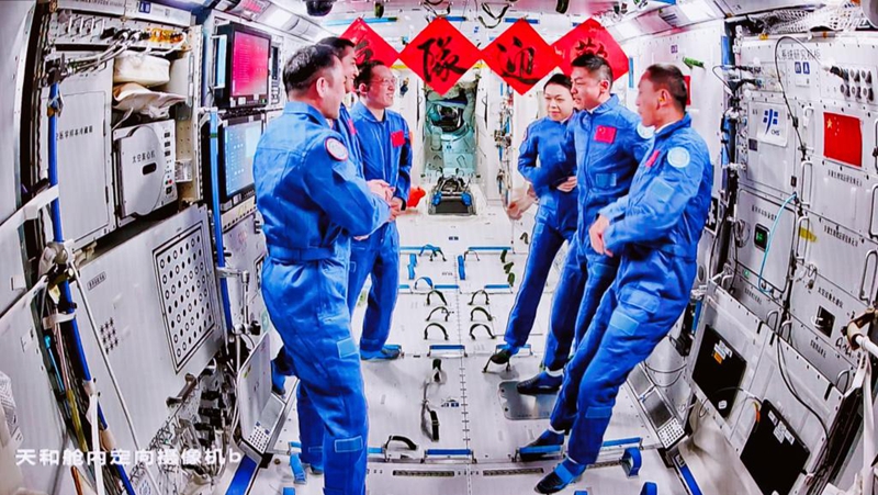 Picha hii iliyopigwa katika Kituo cha Udhibiti wa Safari ya Anga ya Juu cha Beijing Mei 25, 2026 ikionyesha wanaanga wa vyombo vya anga ya juu vya Shenzhou-21 na Shenzhou-23 wakizungumza kwenye chombo cha usafiri wa anga ya juu. (Xinhua/Jin Liwang)