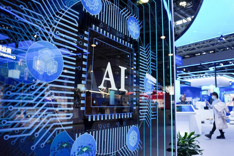 Mwanamke akitembelea maonyesho ya kudumu kwenye Kituo cha Maonyesho cha Zhongguancun cha Beijing, Machi 25, 2026. (Xinhua/Ju Huanzong)
