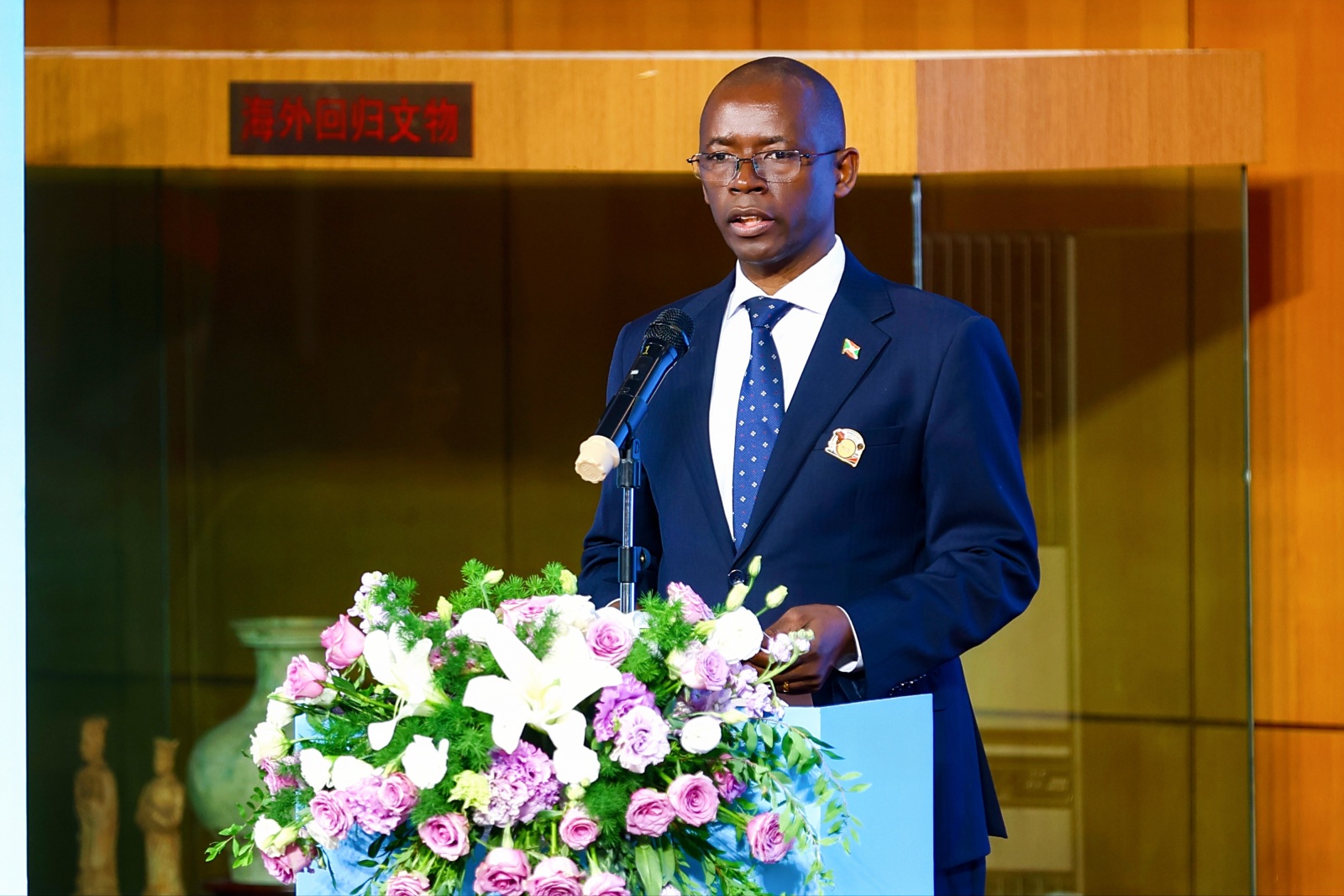 Balozi wa Burundi nchini China Telesphore Irambona ambaye pia ni mwenyekiti wa zamu wa Umoja wa Afrika (AU) nchini China na mwenyekiti wa kamati ya maandalizi ya Siku ya Afrika nchini China akihutubia hafla ya ufunguzi wa Tamasha la wazi la Siku ya Afrika mwaka 2026 mjini Beijing, China, Mei 23, 2026. (Picha kwa hisani ya waandaaji/kupitia People’s Daily Online)