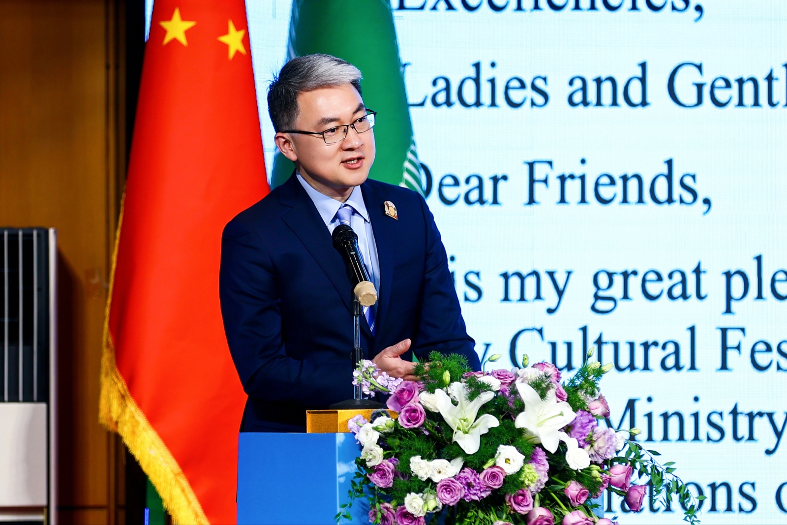 Li Bin, Naibu Mkurugenzi Mkuu wa Idara ya Mambo ya Afrika katika Wizara ya Mambo ya Nje ya China akihutubia hafla ya ufunguzi wa Tamasha la wazi la Siku ya Afrika mwaka 2026 mjini Beijing, China, Mei 23, 2026. (Picha kwa hisani ya waandaaji/kupitia People’s Daily Online)