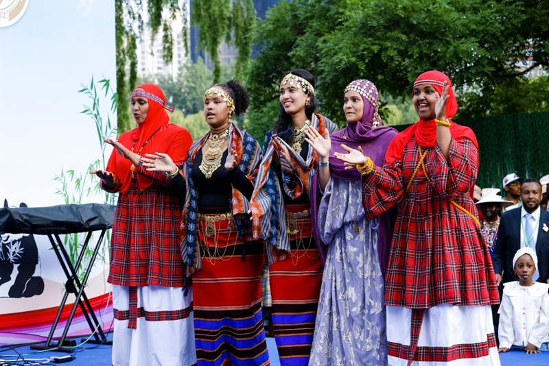 Watu waliovalia mavazi ya Kiafrika wakishiriki kwenye Tamasha la Utamaduni la Siku ya Afrika mjini Beijing, mji mkuu wa China, Mei 23, 2026. (Picha kwa hisani ya waandaaji/kupitia People’s Daily Online)