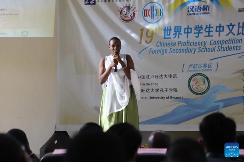 Gwiza Sabrina, mshindi wa fainali ya Rwanda ya Mashindano ya Umahiri wa Lugha ya Kichina ya Daraja la Lugha ya Kichina ya mwaka 2026 kwa Wanafunzi wa Shule za Sekondari nchini Rwanda, akitoa hotuba kwenye shindano hilo mjini Kigali, Rwanda, Mei 24, 2026. (Xinhua/Liu Youmin)
