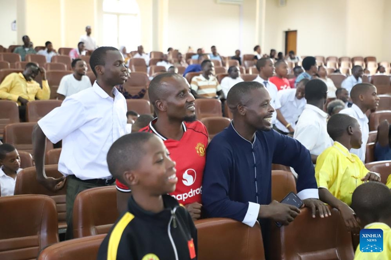 Wapenda lugha ya Kichina wakitazama fainali ya Rwanda ya Mashindano ya Umahiri wa Lugha ya Kichina ya Daraja la Lugha ya Kichina ya mwaka 2026 kwa Wanafunzi wa Vyuo na Shule za Sekondari nchini Rwanda, mjini Kigali, Rwanda, Mei 24, 2026. (Xinhua/Liu Youmin)