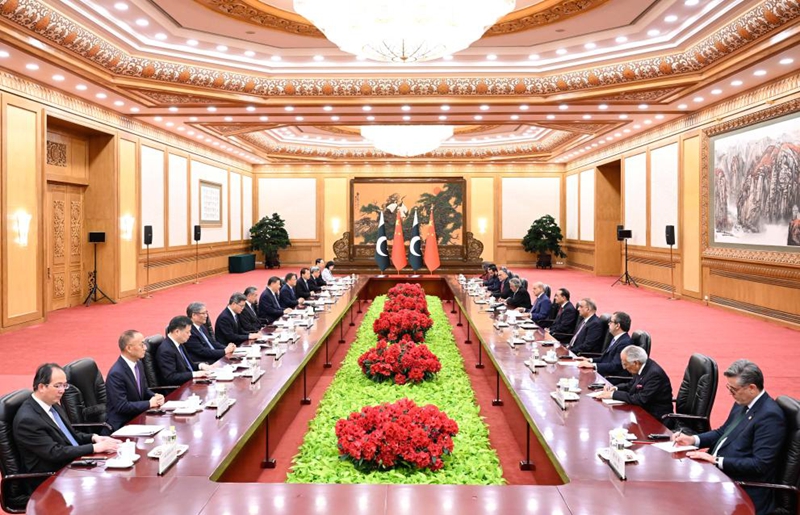 Rais wa China Xi Jinping akikutana na Waziri Mkuu wa Pakistan Shehbaz Sharif, ambaye yuko katika ziara rasmi nchini China, kwenye Jumba la Mikutano ya Umma la Beijing, Mei 25, 2026. (Xinhua/Shen Hong)