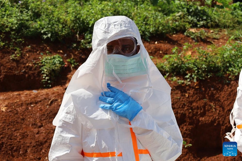 Mfanyakazi wa matibabu akiwa amevaa mavazi ya kujikinga kabla ya mazishi ya mwathiriwa wa Ebola, Mongbwalu, Jimbo la Ituri, mashariki mwa Jamhuri ya Kidemokrasia ya Kongo (DRC), Mei 24, 2026. (Str/Xinhua)