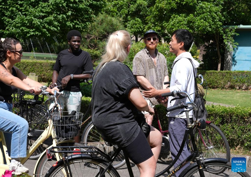 Habari picha: mpanga safari za watalii wanaoingia China awaonyesha hali halisi ya Shanghai