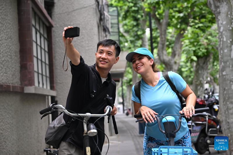 Habari picha: mpanga safari za watalii wanaoingia China awaonyesha hali halisi ya Shanghai