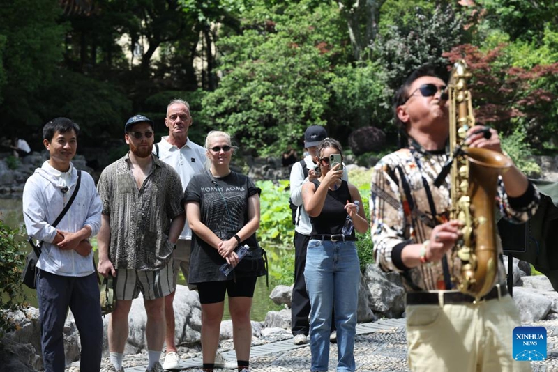 Habari picha: mpanga safari za watalii wanaoingia China awaonyesha hali halisi ya Shanghai