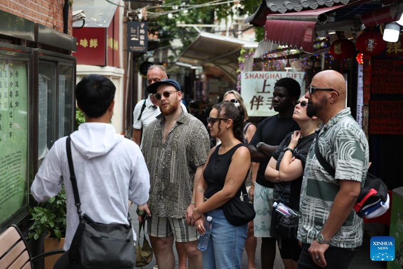 Habari picha: mpanga safari za watalii wanaoingia China awaonyesha hali halisi ya Shanghai