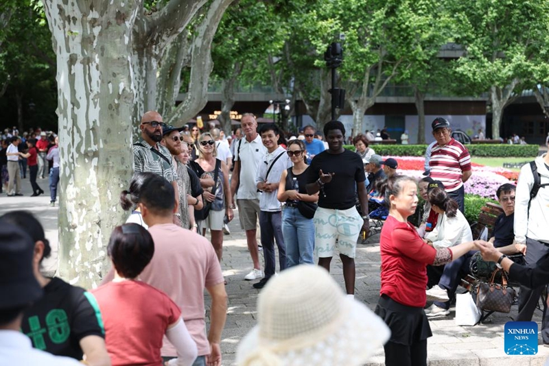 Habari picha: mpanga safari za watalii wanaoingia China awaonyesha hali halisi ya Shanghai