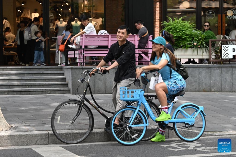 Habari picha: mpanga safari za watalii wanaoingia China awaonyesha hali halisi ya Shanghai