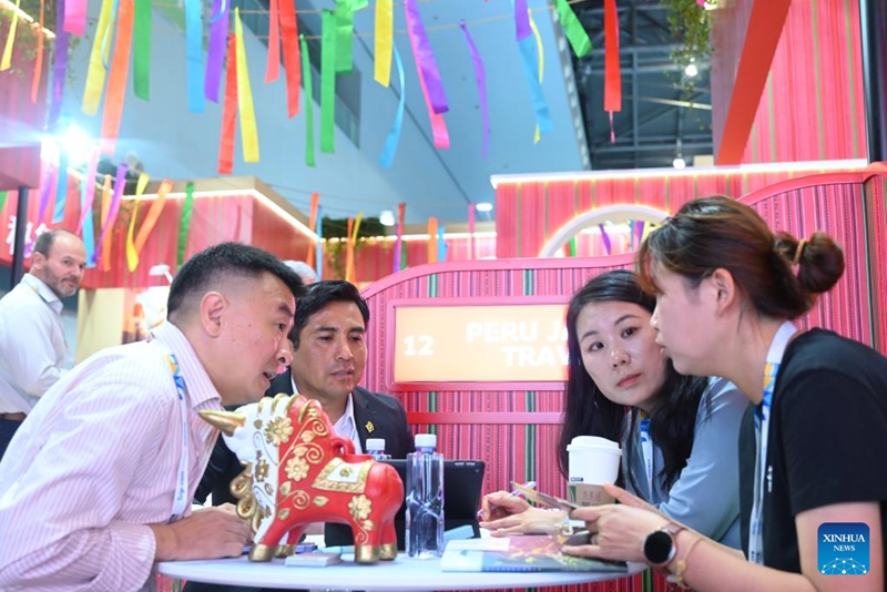 Watembeleaji wakijadiliana na waonyeshaji kwenye banda la Peru katika Maonyesho ya Biashara ya Shughuli za Utalii za Kimataifa ya ITB China 2026 mjini Shanghai, mashariki mwa China, Mei 26, 2026. (Xinhua/Chen Aiping)