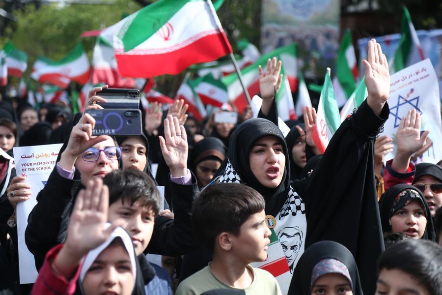 Watu wakishiriki kwenye tukio la ukumbusho lililofanyika kuomboleza wanafunzi wa shule ya msingi waliouawa katika shambulio la kombora kusini mwa Iran, Tehran, Iran, Aprili 7, 2026. (Xinhua/Shadati)