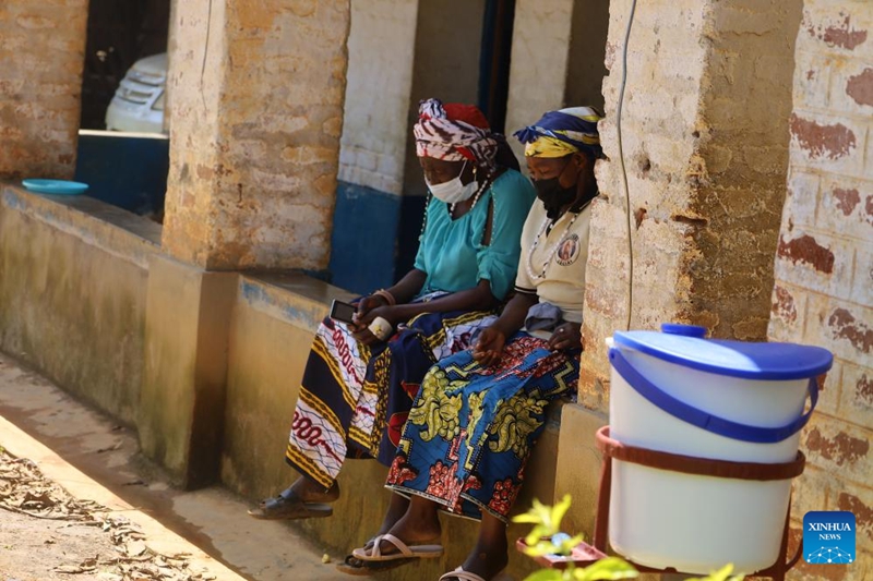 Wakazi waliovaa barakoa wakionekana Mongbwalu, Jimbo la Ituri, Jamhuri ya Kidemokrasia ya Kongo (DRC), Mei 24, 2026. (Xinhua)