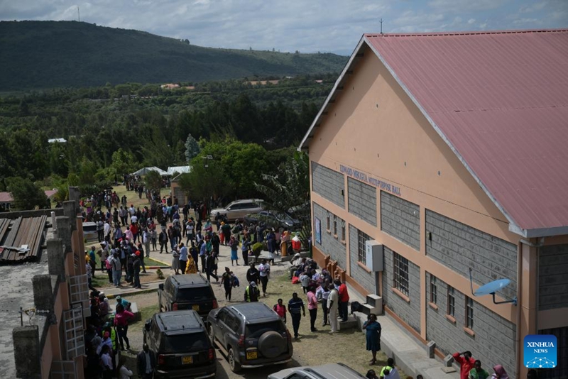 Picha hii iliyopigwa Mei 28, 2026 ikionyesha watu wakiwa kwenye eneo la Shule ya Wasichana ya Utumishi, baada ya kutokea kwa ajali ya moto, huko Gilgil, Kaunti ya Nakuru, Kenya. (Xinhua/Yang Guang)